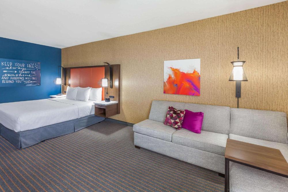Deluxe King Room with Roll In Shower - Non-Smoking interior