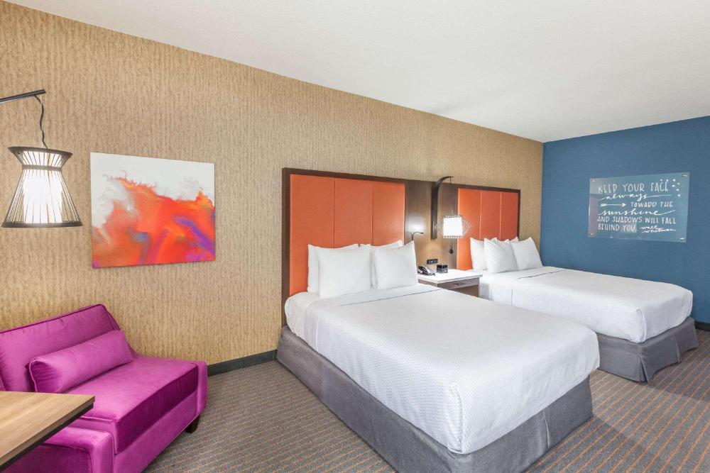 Queen Room with Two Queen Beds - Non-Smoking interior